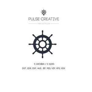 Pode incluir: Um ícone de leme de navio cinza escuro centralizado em um fundo branco. Acima do ícone está o texto PULSE CREATIVE e MADE WITH LOVE. Abaixo do ícone está o texto 5 GROBEN / 5 SIZES e os formatos de arquivo DST, EDR, EXP, HUS, JEF, PES, VIP, VP3, XXX.