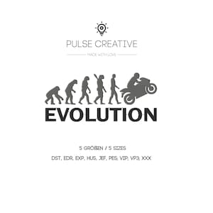 Könnte beinhalten: Schwarz-weiß-Grafik, die die menschliche Evolution darstellt und mit einem Motorradfahrer endet. Das Wort „EVOLUTION“ ist fett gedruckt. Das Design befindet sich auf weißem Hintergrund, mit dem Text „PULSE CREATIVE“ und „MADE WITH LOVE“ über der Evolutionsgrafik.