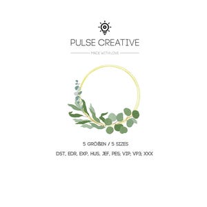 Könnte beinhalten: Ein goldener Kreisrahmen mit grünen Eukalyptusblättern und -zweigen. Der Text "PULSE CREATIVE - MADE WITH LOVE" befindet sich über dem Rahmen. Der Text "5 GRÖBEN / 5 SIZES" befindet sich unter dem Rahmen. Der Text "DST, EDR, EXP, HUS, JEF, PES; VIP; VP3; XXX" befindet sich unter dem Text "5 GRÖBEN / 5 SIZES".