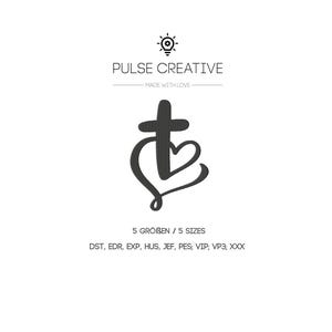 Könnte beinhalten: Schwarzweißes Grafikdesign eines Kreuzes und Herzens. Der Text "PULSE CREATIVE" und "MADE WITH LOVE" befindet sich unter dem Design. Der Text "5 GRÖBEN/5 SIZES" und "DST, EDR, EXP, HUS, JEF, PES; VIP; VP3; XXX" befindet sich unter dem Text.
