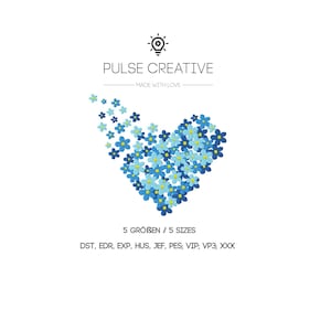 Könnte beinhalten: Weißer Hintergrund mit einem herzförmigen Arrangement aus blauen Blumen. Der Text "PULSE CREATIVE" und "MADE WITH LOVE" befinden sich über dem floralen Design. Darunter stehen "5 GROBEN / 5 SIZES" und Dateityp-Abkürzungen.