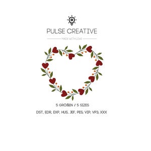 Peut inclure: Un motif de broderie numérique représentant une couronne en forme de cœur composée de feuilles vertes, de petites baies orange et de cœurs rouges. Le texte indique PULSE CREATIVE, MADE WITH LOVE, 5 SIZES, et une liste de formats DST, EDR, EXP, HUS, JEF, PES, VIP, VP3, XXX.