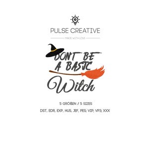 以下が含まれることがあります： 黒とオレンジの刺繍デザインで、魔女の帽子、ほうき、そして「Don't be a basic witch」というテキストが描かれています。このデザインは5つのサイズと複数のファイル形式で提供されています。