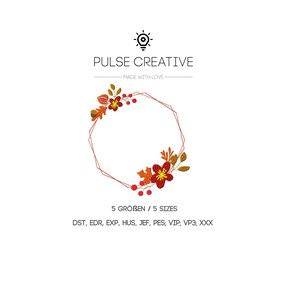 Può includere: Una cornice geometrica dorata con foglie autunnali rosse e arancioni e bacche. Il testo "PULSE CREATIVE" e "MADE WITH LOVE" è sopra la cornice. Il testo "5 GROBEN / 5 SIZES" e "DST, EDR, EXP, HUS, JEF, PES, VIP, VP3, XXX" è sotto la cornice.