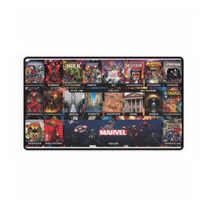 Pode incluir: Um mousepad retangular preto com uma colagem de capas de quadrinhos da Marvel. As capas apresentam personagens como Homem-Aranha, Hulk e Wolverine. A palavra "MARVEL" é exibida de forma proeminente.