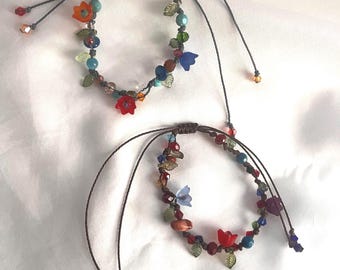 Bransoletka z koralików i kwiatów tkana ręcznie, w stylu boho „Przebudzenie Wiosny”, regulowany sznurek bawełniany