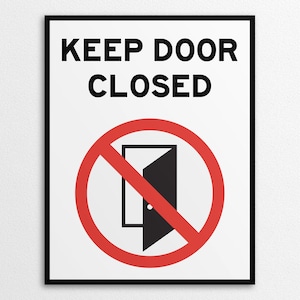 以下が含まれることがあります： 黒い文字と斜め線が引かれた赤い円が描かれた白い看板。看板には「KEEP DOOR CLOSED」と書いてあり、円の中には黒いドアのシルエットが描かれている。