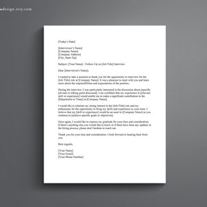 Può includere: Una lettera di follow-up formale dopo un colloquio di lavoro. La lettera ringrazia l'intervistatore per l'opportunità di essere intervistato per la posizione e esprime interesse per il ruolo. La lettera evidenzia anche le competenze e l'esperienza pertinenti.