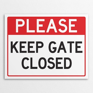 Op de afbeelding: Een wit bord met een rode banner bovenaan waarop in witte letters "PLEASE" staat. Het bord zegt "KEEP GATE CLOSED" in zwarte letters.