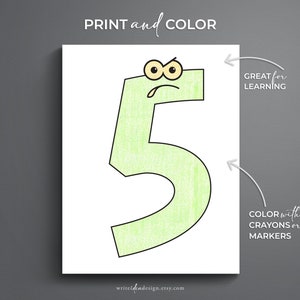 Puede incluir: Una p&aacute;gina para colorear imprimible con un n&uacute;mero cinco verde con una cara de dibujos animados. El n&uacute;mero tiene dos ojos grandes, un ce&ntilde;o fruncido y una lengua que sobresale. El texto "PRINT and COLOR" est&aacute; en la parte superior de la p&aacute;gina. El texto "GREAT for LEARNING" est&aacute; en el lado derecho de la p&aacute;gina. El texto "COLOR with CRAYONS or MARKERS" est&aacute; en el lado derecho de la p&aacute;gina.
