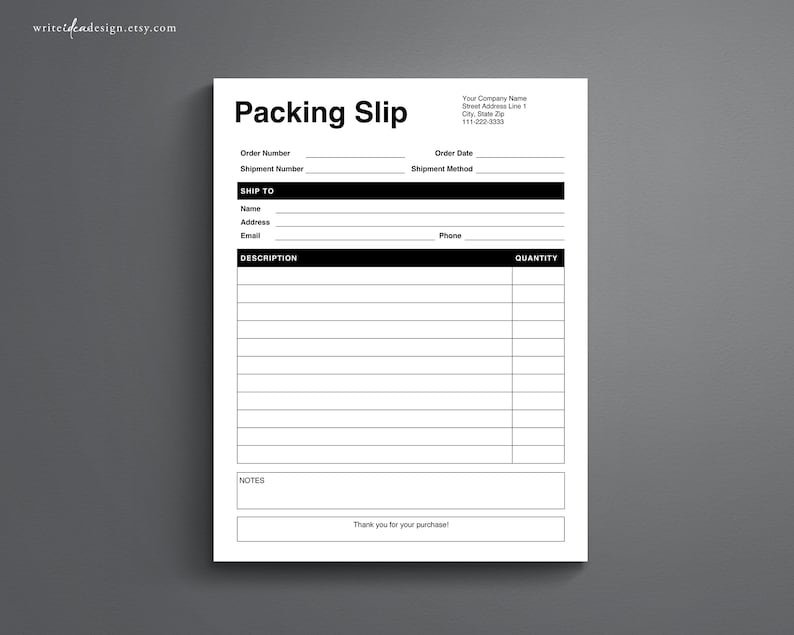 K&ouml;nnte beinhalten: Eine schwarz-wei&szlig;e Packliste-Vorlage mit Feldern f&uuml;r Bestellnummer, Sendungsnummer, Bestelldatum, Versandart, Versandinformationen, Beschreibung, Menge und Notizen. Der Text "Packliste" befindet sich oben auf dem Formular.