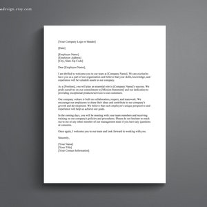 Könnte beinhalten: Ein Willkommensbrief an einen neuen Mitarbeiter in einem Unternehmen. Der Brief heißt den Mitarbeiter im Team willkommen und beschreibt die Unternehmenskultur und -werte. Er erwähnt auch die Rolle und die Aufgaben des Mitarbeiters.