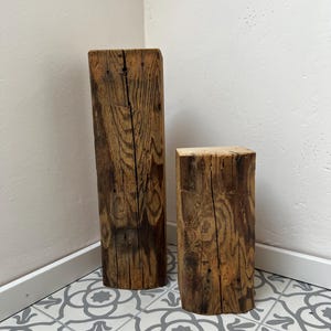 Decoración de mesa con vigas de madera antiguas