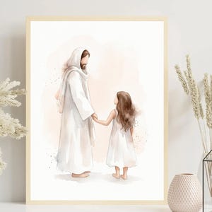 以下が含まれることがあります： 白いローブを着た人物が白いドレスを着た少女の手を握っている水彩画プリント。このアートワークは、ソフトなパステルカラーパレットと淡いベージュのフレームが特徴です。人物は、微妙なピーチ色の背景を背景にしています。