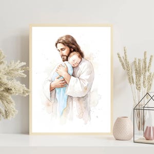 Pode incluir: Impressão em aquarela de uma figura em vestes brancas segurando um bebê dormindo envolto em um cobertor azul. A obra de arte tem uma qualidade suave e etérea com tons suaves e uma moldura de madeira clara. A imagem evoca paz e serenidade.