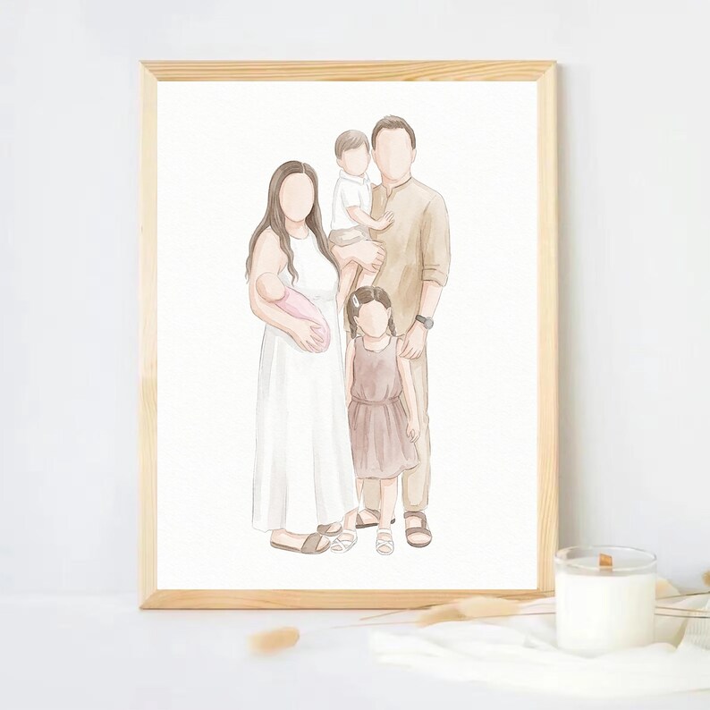 Puede incluir: Retrato familiar en acuarela en un marco de madera. La obra representa a una familia de cinco, con figuras sin rostro en tonos neutros. La madre sostiene a un beb&eacute; envuelto en rosa, mientras que el padre sostiene a un ni&ntilde;o peque&ntilde;o. Una ni&ntilde;a est&aacute; de pie delante.
