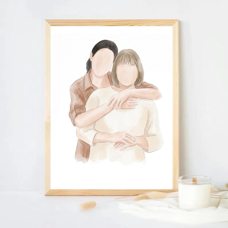 Puede incluir: Retrato en acuarela de dos personas abraz&aacute;ndose, enmarcado en madera clara. Las figuras est&aacute;n representadas en tonos suaves y apagados de marr&oacute;n y crema, sin rasgos faciales. La obra evoca una sensaci&oacute;n de calidez y conexi&oacute;n, adecuada para la decoraci&oacute;n del hogar.