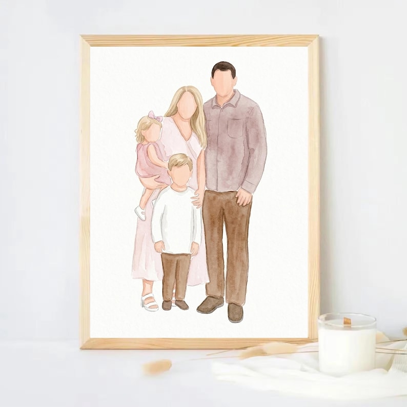 Puede incluir: Retrato en acuarela de una familia de cuatro, enmarcado en madera clara. La obra representa a dos adultos y dos ni&ntilde;os en tonos suaves de rosa, marr&oacute;n y blanco. Las figuras est&aacute;n estilizadas con rasgos simplificados.