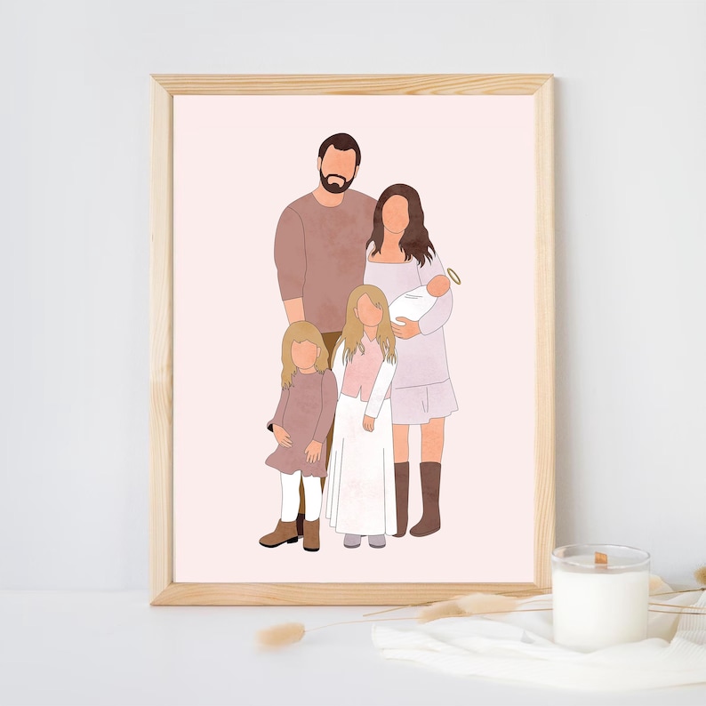 Pu&ograve; includere: Un ritratto di famiglia incorniciato con un'illustrazione stilizzata di una famiglia di cinque persone. L'opera raffigura un uomo, una donna che tiene in braccio un bambino e tre bambini piccoli. La tavolozza dei colori include sfumature di marrone, rosa e bianco.