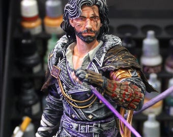 探検隊33：マエル - 手描きのコレクターズスタチュー 11インチ（28 cm