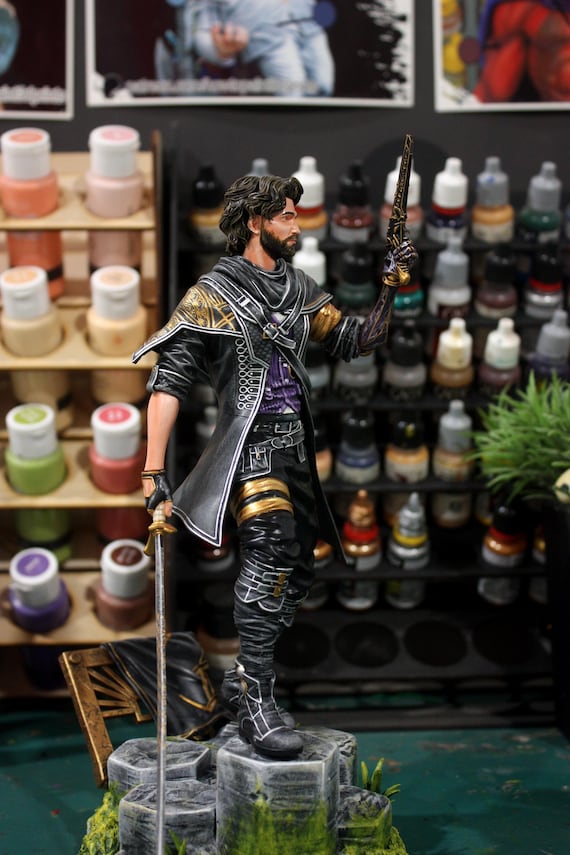 探検隊33：ギュスターヴ – 手描き11インチ（28 cm）コレクターズ