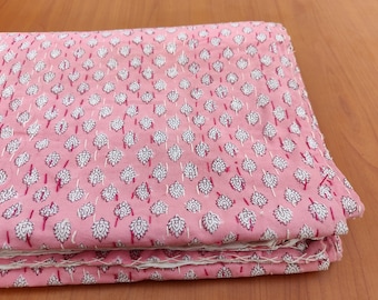 ピンクの花柄カンタキルト：インドのブロックプリントコットンベッド