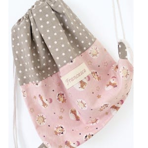 Può includere: Un set di tre tazze in ceramica con finitura opaca e macchiettata. Le tazze sono nei toni del crema, grigio chiaro e grigio scuro. Ogni tazza ha un design semplice e minimalista e un manico arrotondato.