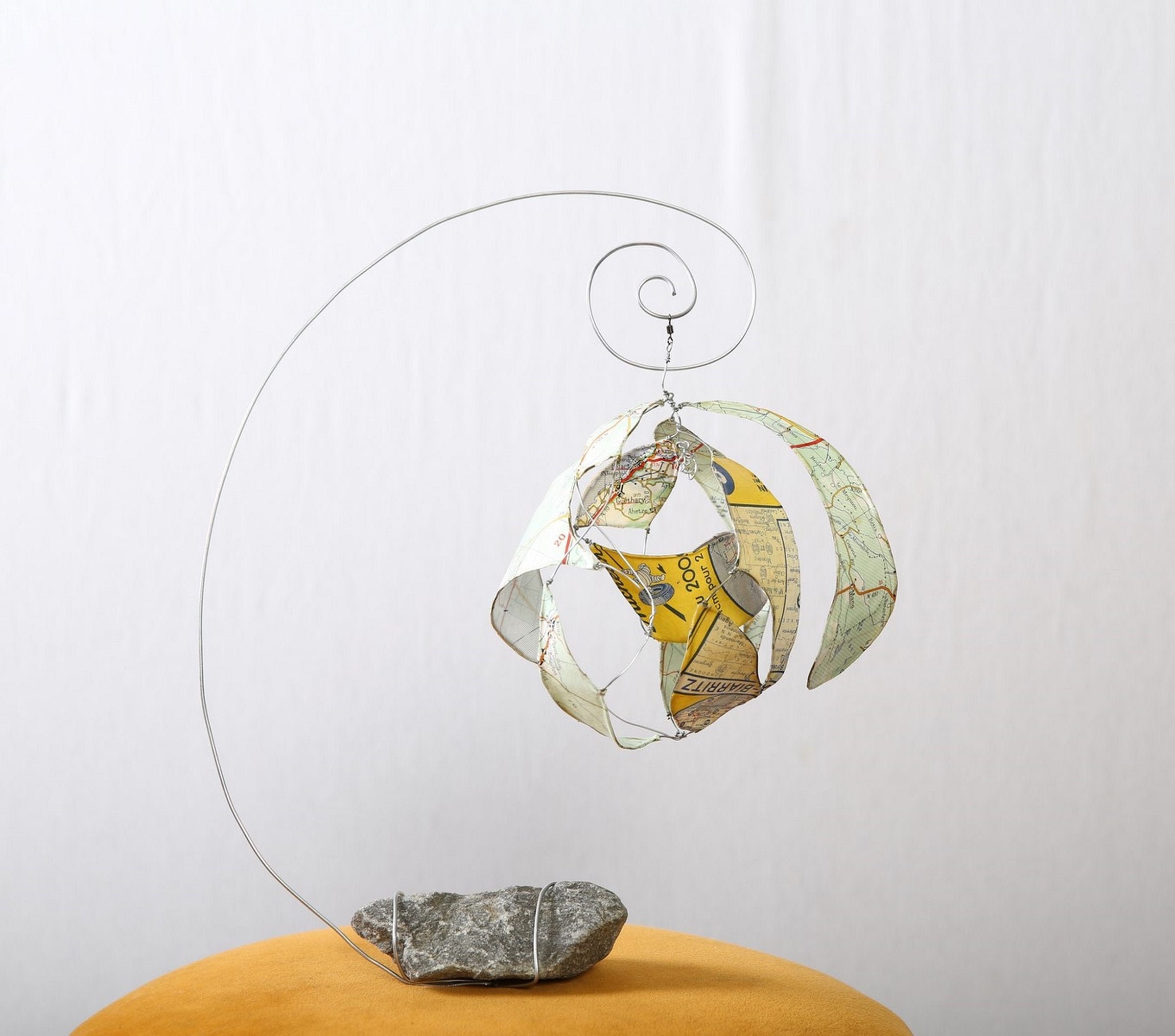 Mobile sur Support en Fil de Fer et Carte Routière Ancienne.