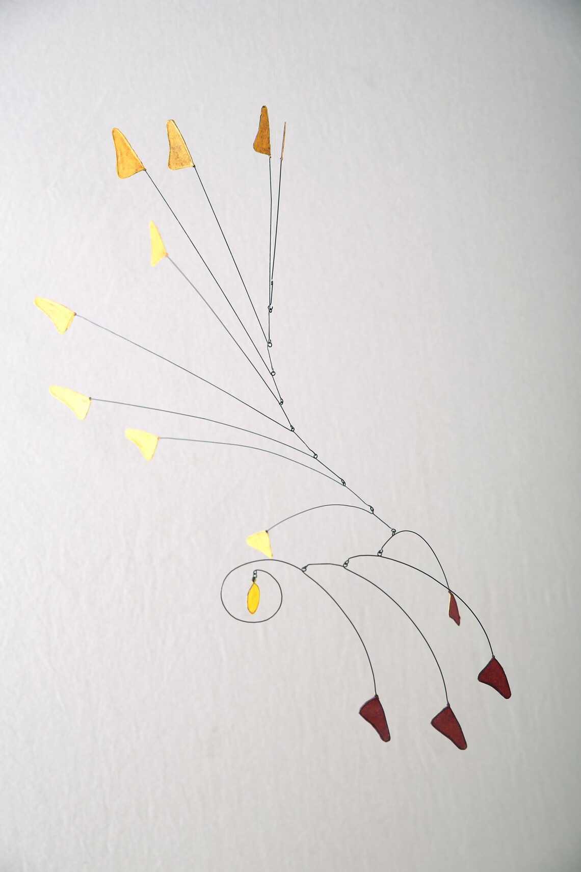 Creación móvil en alambre y papel tisú. Por Creative Pathways. Etsy