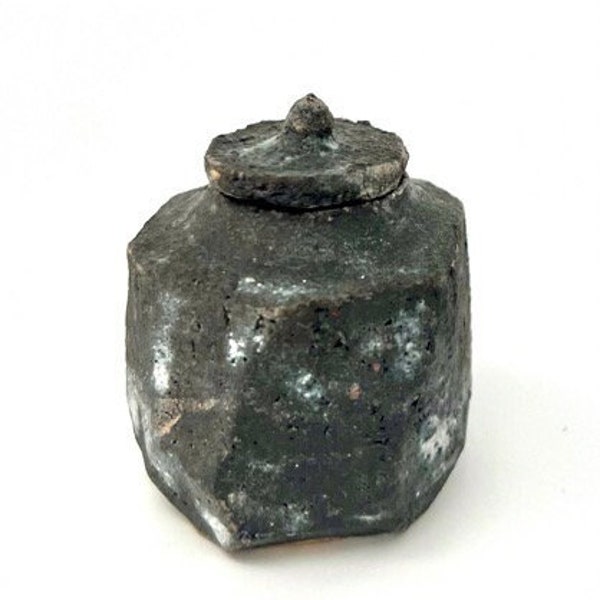 Petit objet avec couvercle en céramique raku