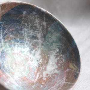 Pastelkleurige geglazuurde keramische kom / Handgemaakte decoratieve aardewerkkom / Artistiek steengoed servies