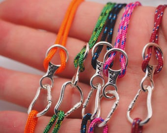 Bracciale per amanti dell'arrampicata, moschettone e ciondolo da arrampicata "8". Gioielli da arrampicata.