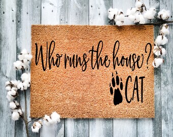 Door Mat, Funny Doormat, Who runs the house ? cat, Housewarming Gift, Welcome Mat, Closing Gift, Wed Gift - 2201