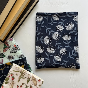 Whispy Flowers Book Sleeve, Cottagecore Padded Kindle Sleeve, Book Pouch, Padded Protector for Books and Tablets