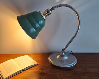 Lámpara de escritorio vintage con cuello de cisne. Iluminación industrial antigua.