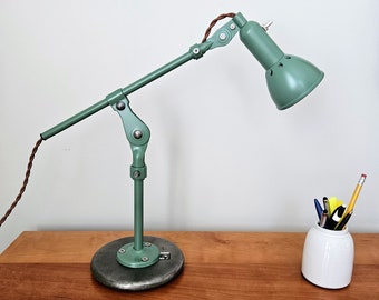 Lámpara de escritorio industrial vintage. Lámpara de mesa antigua.