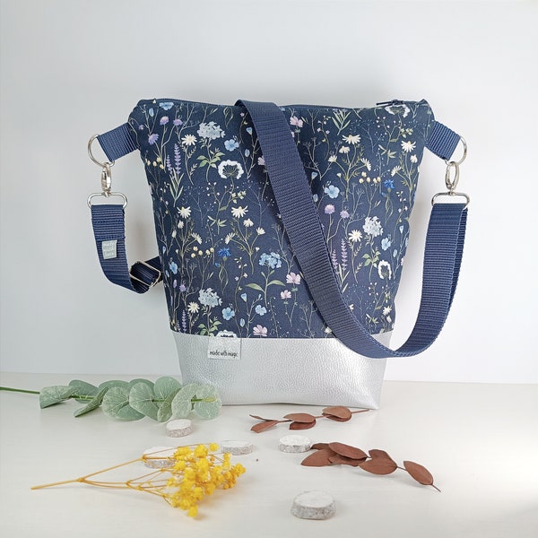 Wiesenblumen Crossbody Bag Umhängetasche Blumen Frühlingstasche dunkelblau Schultertasche Gräser silbernes Kunstleder