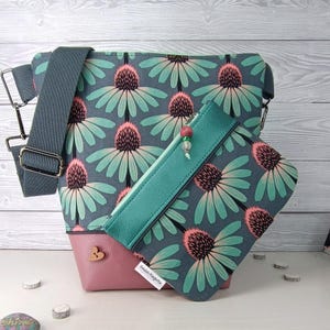 Crossbody Bag Damen in mint mit passender Kosmetiktasche , Crossbody Bag Echinacea, Tasche mit Blumen in mint, Damen Crossbody Bag; CBB#21