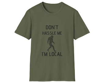 ビッグフット／サスカッチTシャツ ― 「私にちょっかい出すな、私は地元民だ」おもしろグラフィックTシャツ