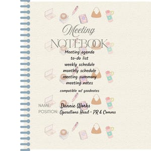 Könnte beinhalten: Eine digitale Notizbuchseite mit dem Titel "Meeting NOTEBOOK". Die Seite enthält Abschnitte für Tagesordnungen, To-Do-Listen und Zeitpläne, mit dekorativen Illustrationen von Laptops, Kaffeetassen und Stiften. Der Name "Dannie Works" und die Position sind ebenfalls aufgeführt.