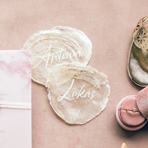 Individuell beschriftete Capiz Muschel Platzkarte | Personalisierte Muschelscheibe | Namenskartekarte | Tischdeko | Hochzeit | Maritim