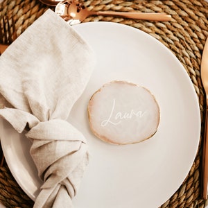 Individuell beschriftete Achat-Scheibe als Platzkarte | Personalisierte Namenskarte | Tischdeko | Hochzeit | Geburtstag | Glasuntersetzer