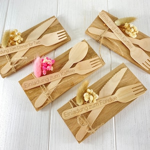 K&ouml;nnte beinhalten: Vier Holzbretter mit gravierten Einladungen und Holzbesteck. Die Einladungen lauten "Einladung zum Dinner for Two", "Einladung zum Kaffee", "Einladung zum Kaffee" und "Einladung zum Fondue".