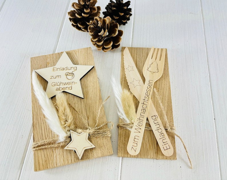 K&ouml;nnte beinhalten: Zwei Holz-Einladungen im rustikalen Design. Eine Einladung zeigt einen Stern mit dem Text "Einladung zum Gl&uuml;hwein-abend". Die andere Einladung zeigt ein Messer und eine Gabel mit dem Text "Einladung zum Weihnachtsessen".