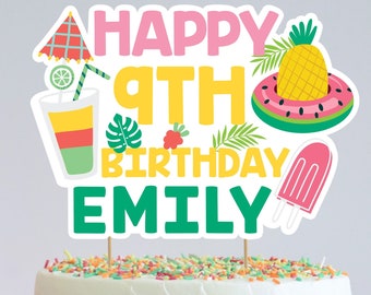 以下が含まれることがあります： 「Happy 9th Birthday Emily」と書かれたトロピカルなテーマのケーキトッパー。トッパーには、パイナップル、スイカのフロート、アイスキャンディー、ライムウェッジ入りのドリンク、ビーチパラソルが描かれています。