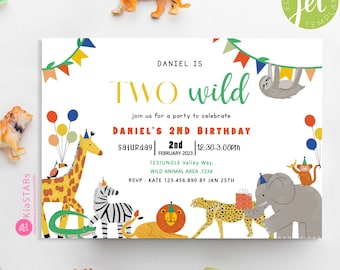 Może przedstawiać: Białe zaproszenie z tekstem "TWO wild" i "Daniel's 2nd Birthday" w kolorowych czcionkach. Karta zawiera ilustracje zwierząt z dżungli. Figurki zwierząt otaczają kartę.