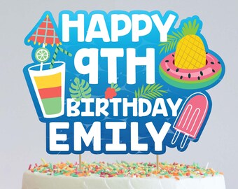 以下が含まれることがあります： 青い白のケーキトッパーに「Happy 9th Birthday Emily」の文字と、パイナップル、スイカフロート、アイスキャンディー、トロピカルドリンク、ビーチパラソルなど、夏のテーマのイラストが描かれています。