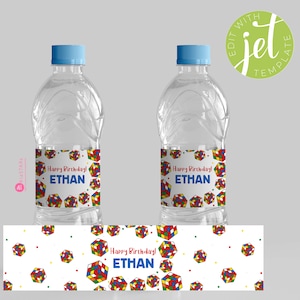 Puede incluir: Dos botellas de agua de plástico transparente con etiquetas que dicen "¡Feliz cumpleaños! ETHAN" y presentan un patrón de cubo de Rubik colorido. También se incluye una pancarta con el mismo patrón y texto.