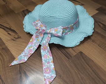Children's hat with Liberty Betsy ribbon