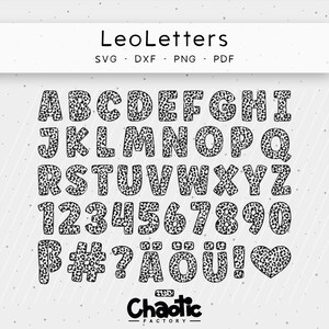 Op de afbeelding: Een complete alfabet- en cijferset in een luipaardprintpatroon. De letters en cijfers zijn vet en afgerond, met een zwarte omtrek. De afbeelding bevat ook de tekst "LeoLetters" en "Chaotic Factory".